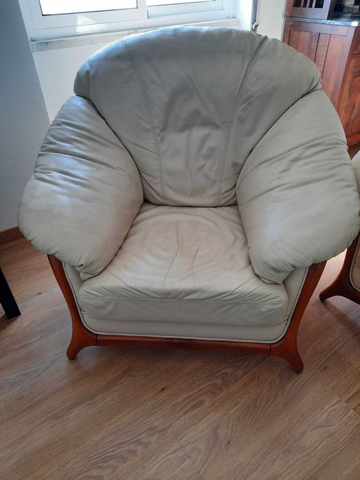 Vendo Conjunto fantástico Móveis de Pele em muito bom estado.