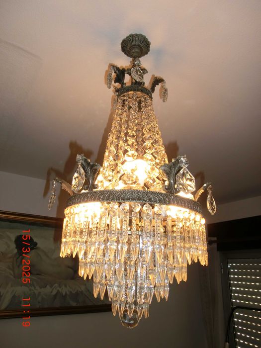 3 Candeeiros meio cristal, 1 de teto , 2 de mesa de cabeceira.