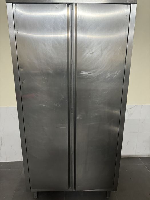 Louceiro em inox , armário completamente fechado