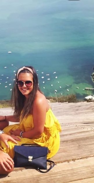Vestido amarelo comprido com detalhe em renda