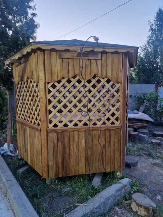 Бесідка з дерева