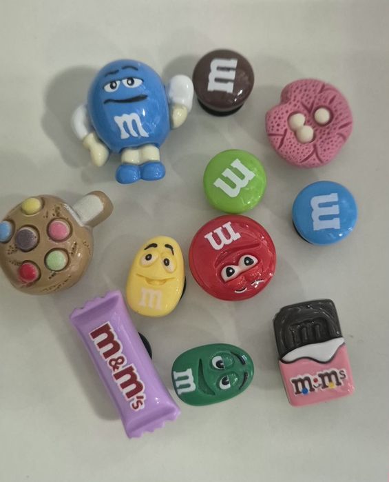 Przypinki do crocks piny jbbitz ozdoby do butów m&m