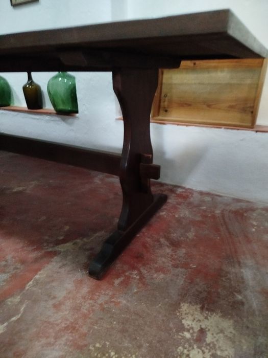 Mesa em madeira de mogno