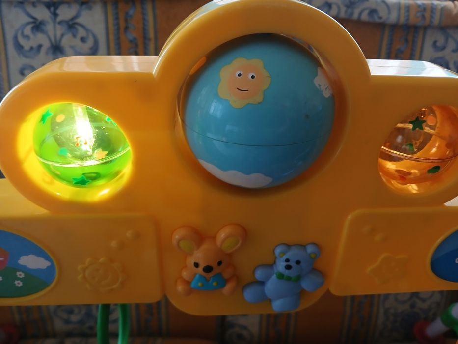 Brinquedo de crianca, a trabalhar com pilhas, música  e luzes.