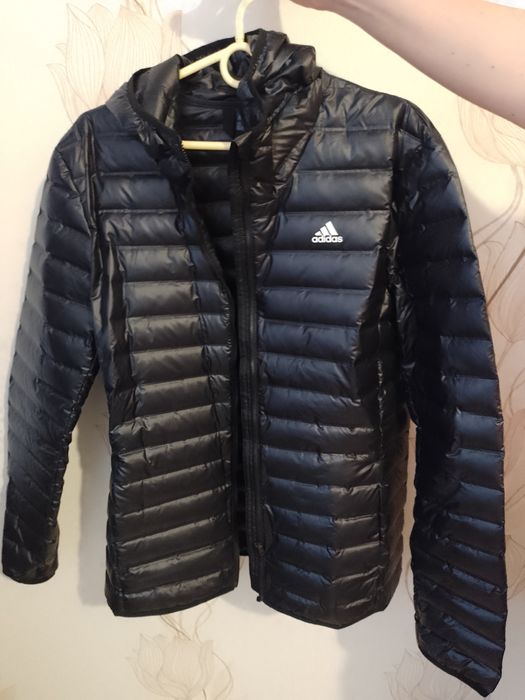 Лёгкая куртка пуховик  мужская Adidas.