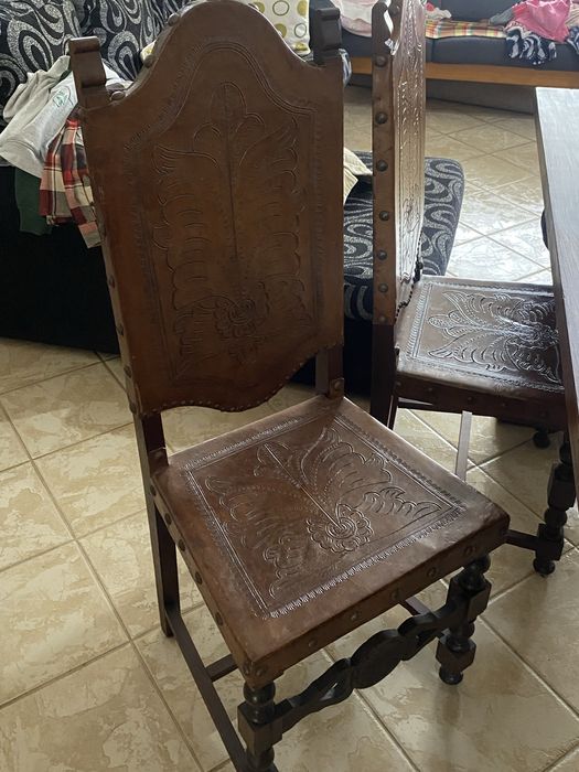 Vendo mesa de madeira com 8 cadeiras