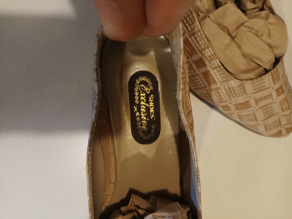 Sapatos rasos em creme/bege,de marca Exclusive