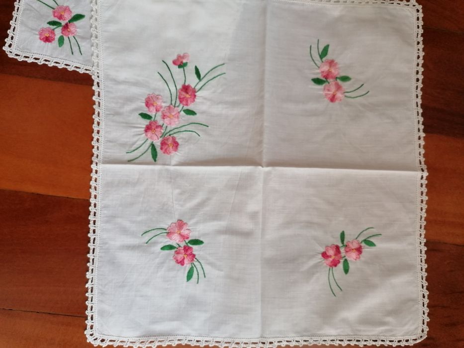 Conjunto de  5 naprons bordados a mão