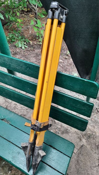 Відбивач для цифрового тахеометра,з триногою в комплекті.