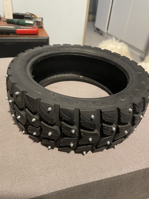 Opona  z kolcami do hulajnogi elektrycznej