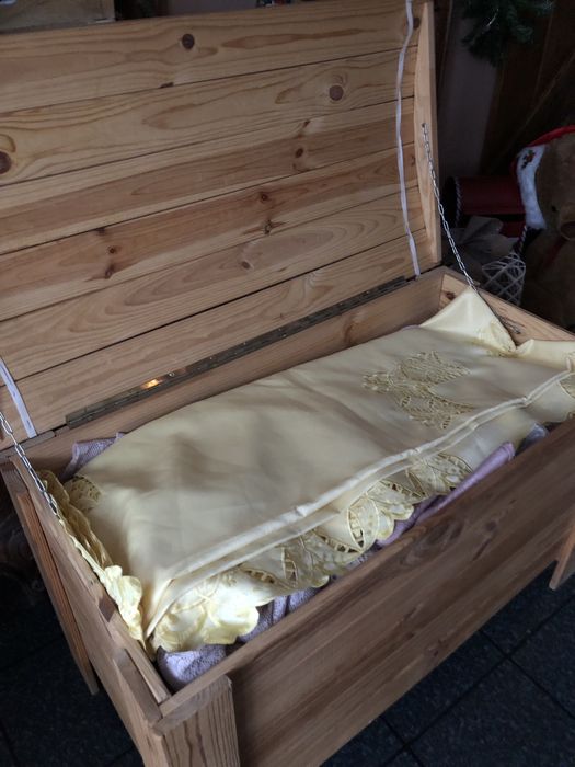 Mała zgrabna skrzynia sosnowa