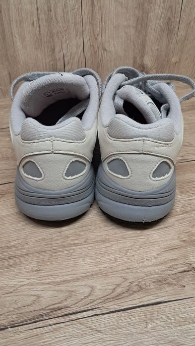 Кросівки adidas.