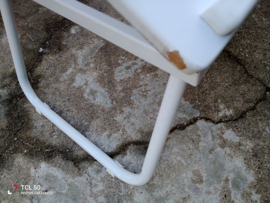 Tabuleiro de refeição tem posição para tablet ou para ler um livro.