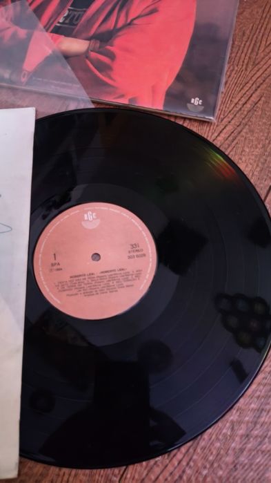 Roberto leal 
Capas e discos muito bom estado
20€