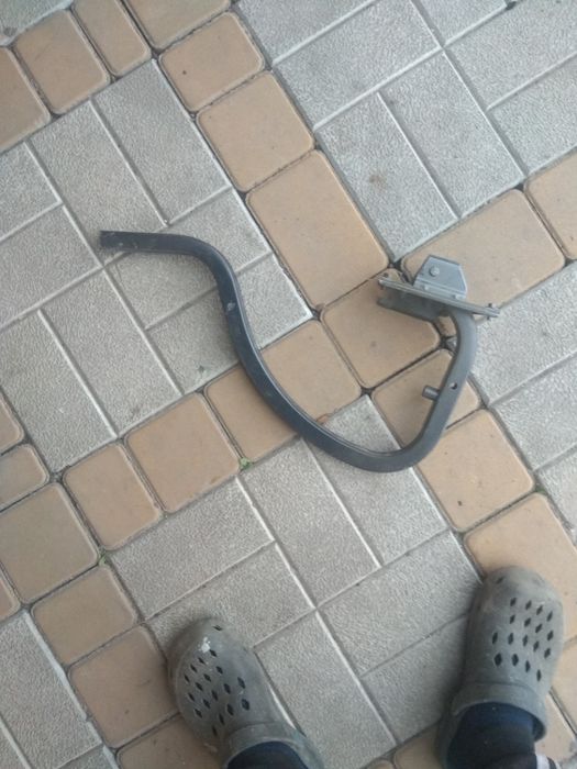 Лева петля кришки багажніка на Nissan Altima