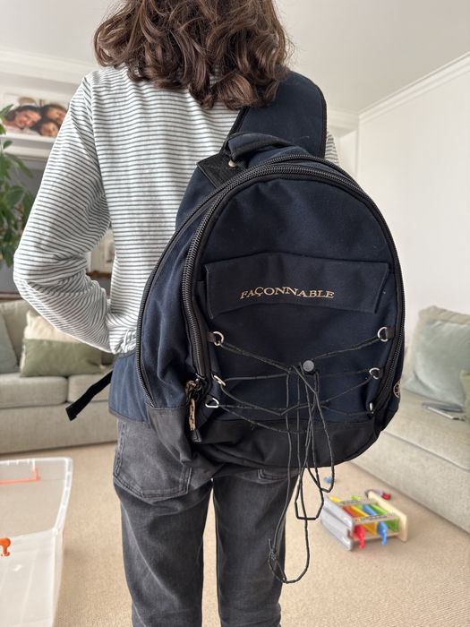 Mochila Faconable azul escura com uma alca