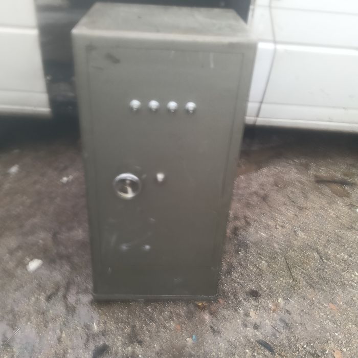 Cofre sem chave mais espada antiga