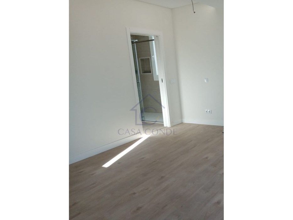 Moradia T4 Duplex com piscina, 180 m², acabamentos de luxo