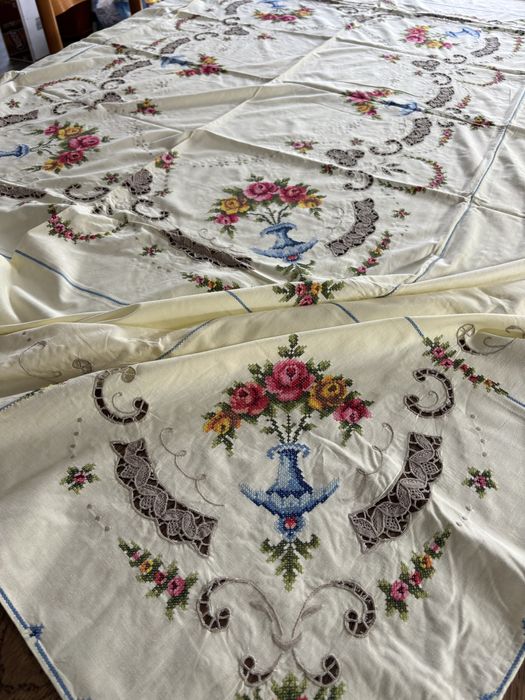 Toalha de mesa bordada a ponto cruz e 8 guardanapos