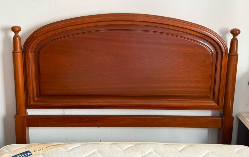 Cama de casal como o colchão e estrato  + duas mesinhas de cabeceiras com tampo de pedra