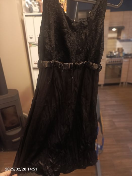 Czarna sukienka tunika połysk koronka