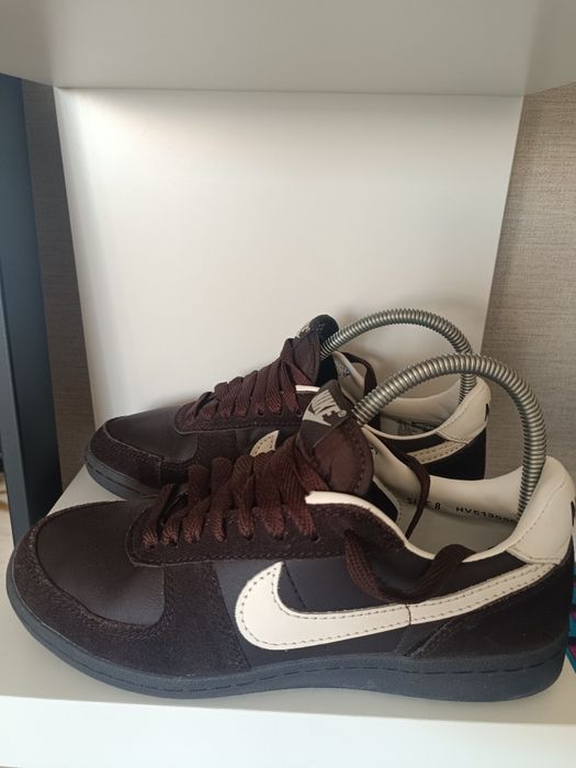 Sapatilha Nike castanha