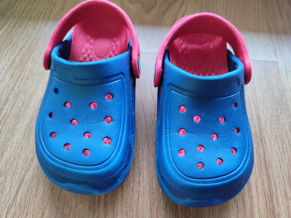 Chinelos de menino vendo em conjunto