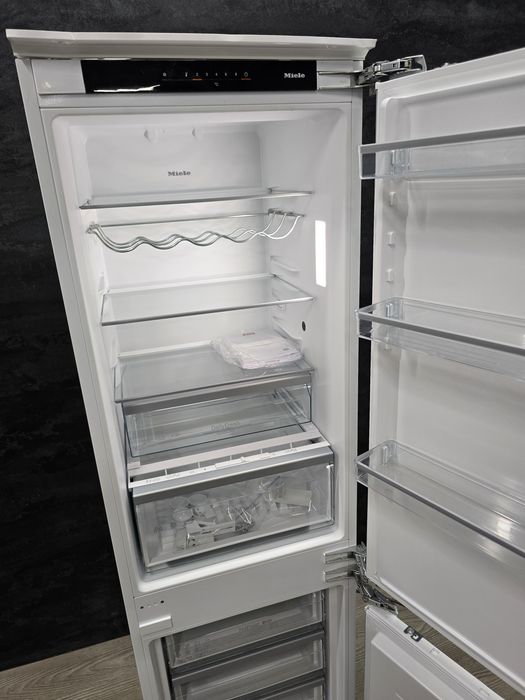 Вбудований холодильник Miele®️ KDN7724 E Active 2024р Виставка