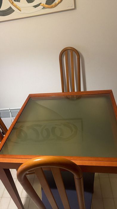 Mesa  com 4 cadeiras