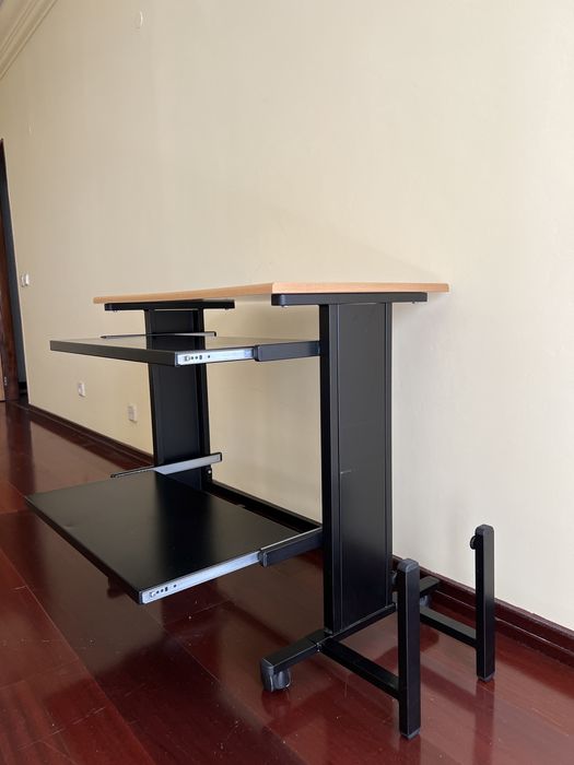Secretária moderna para computador e impressora.