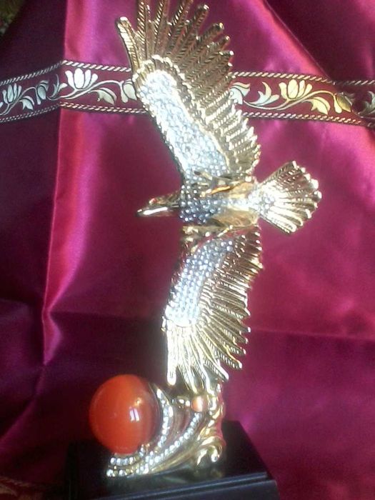 Сувенір Орел з напів коштовним каменем-шаром
