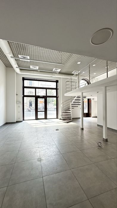 Оренда шикарного фасадного приміщення в самому центрі міста на площі Ангелів