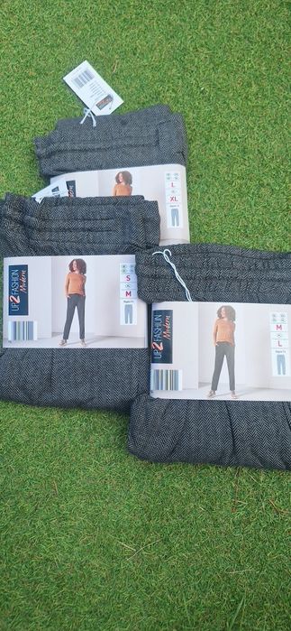 Spodnie leginsy damskie czarno biale z kieszonkami firmy Up2Fashion Modern  rozmiar M L XL