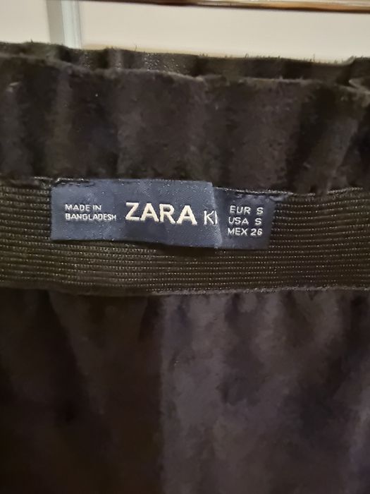 Saia tipo pele cabedal preta da Zara