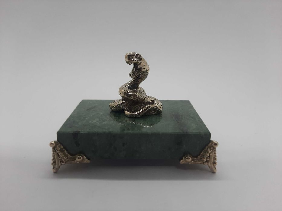 Фигурка Кобры м из бронзы на зелёном камне на ножках, символ 2025 года