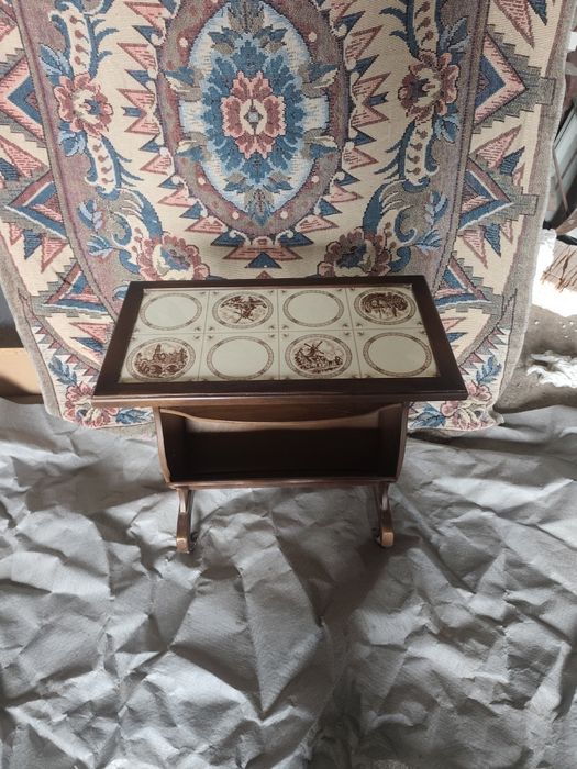 Elegancki stolik z półką na np. gazety lub kapcie