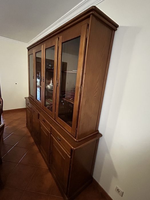 Aparador clássico com vitrine - excelente estado