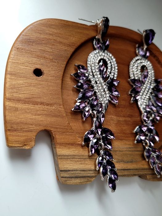 Duże długie eleganckie wieczorowe błyszczące kolczyki liście fioletowe