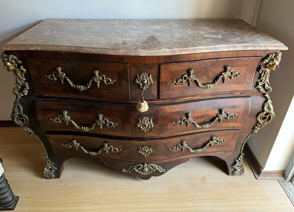 Cómoda antiga estilo Luis XV
