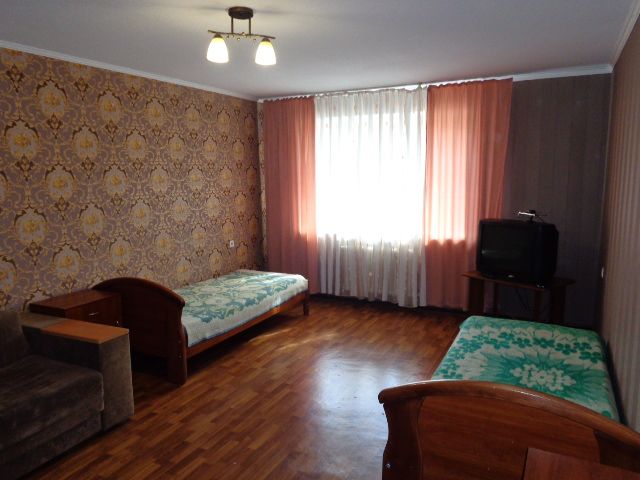 Центр. Подобово. 2 Кімнатна кв. Бойлер. Wi-Fi. 7 спальних місць.