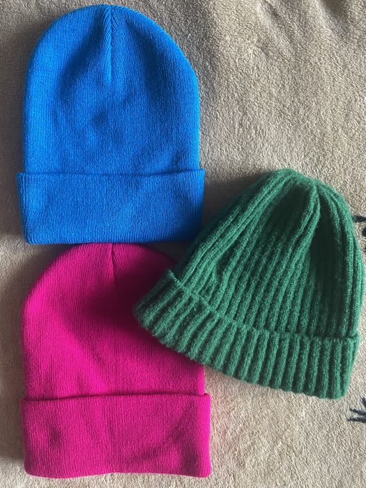 Шапки жіночі. Рожевої нема в наявності