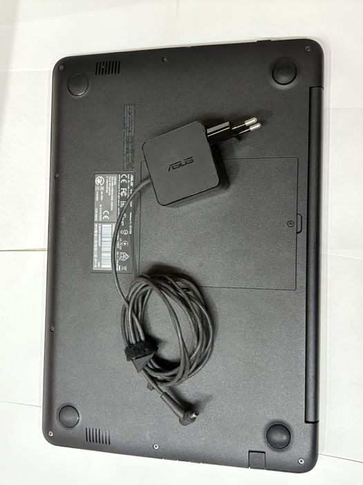 Portátil Asus E402W