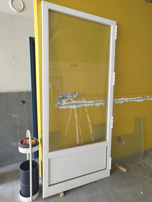 Caixilharia com porta/caixa de ar