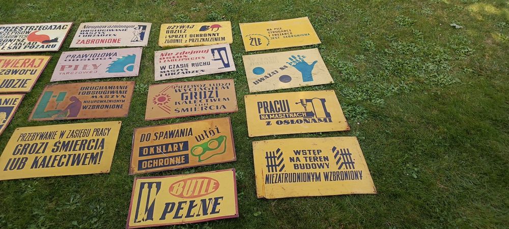 Stare metalowe tablice informacyjne z PRL-u