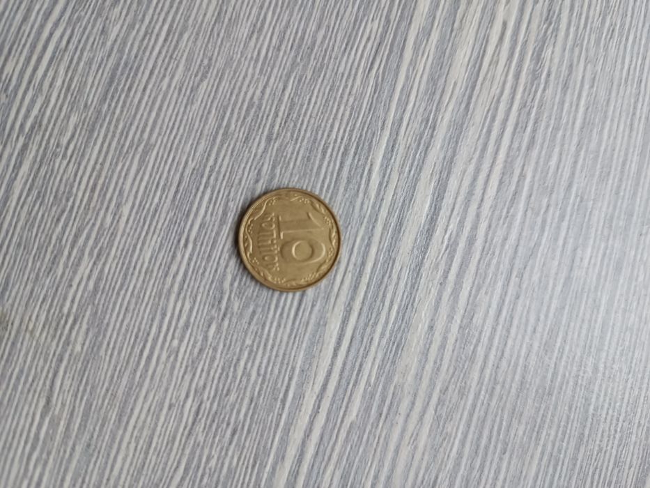 Продам 10 копеек 2004 год