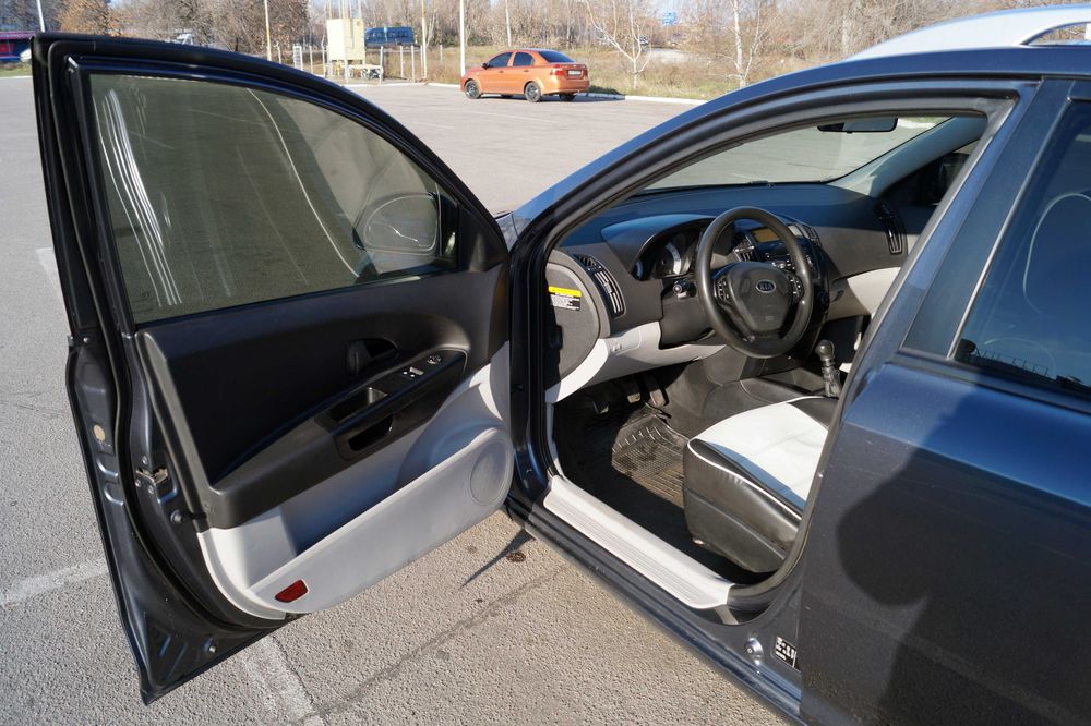 KIA CEE'D SW 1.6 бензин (122 к.с)