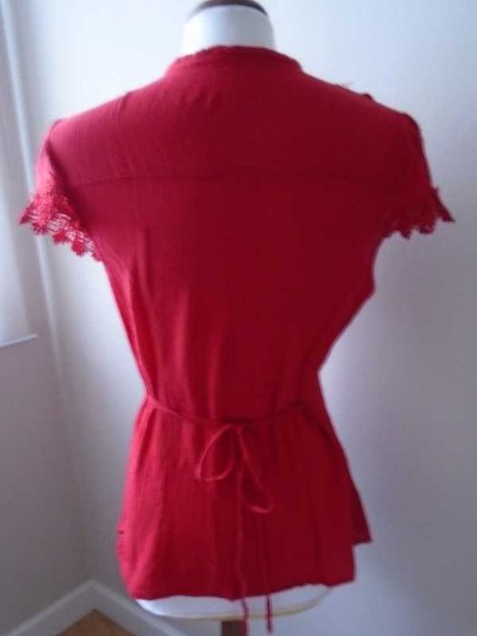 Blusa vermelha tecido enrugado