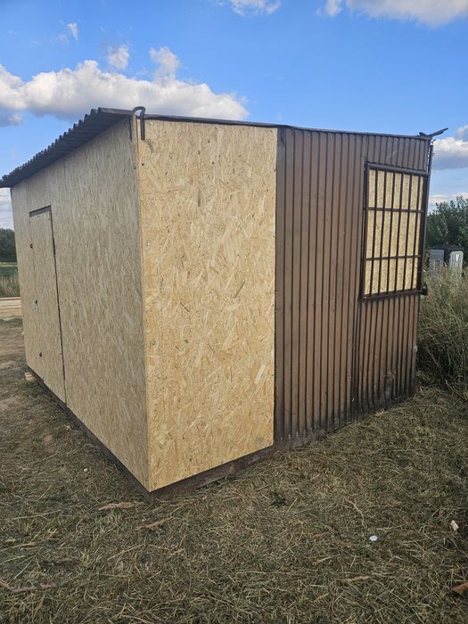 Domek zamykany na budowe z betonową wylewką