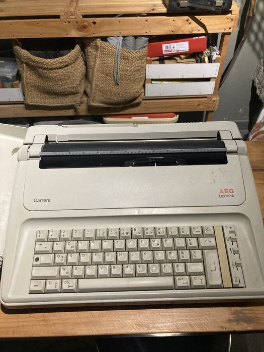 Máquina de escrever AEG Olympia