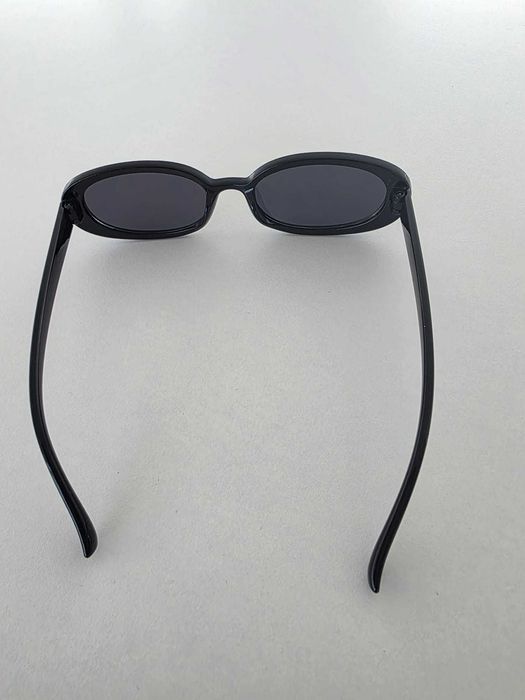 Óculos de Sol Pretos Ovais + Bolsa